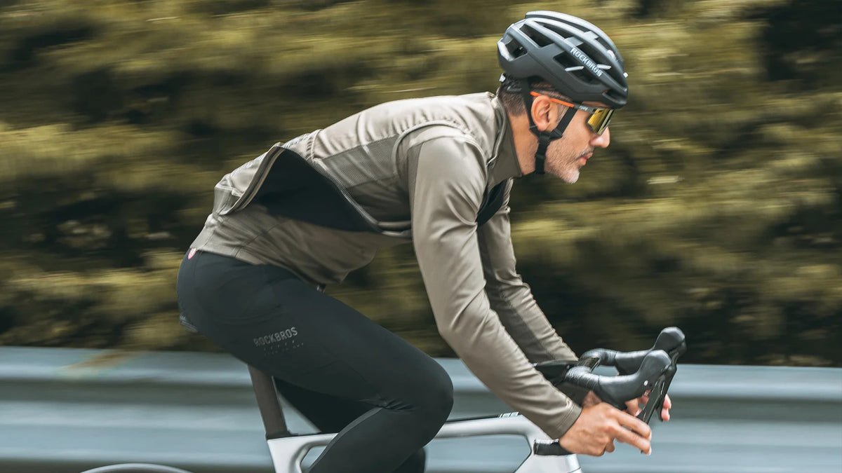 Ciclista equipado para una ruta en un día fresco